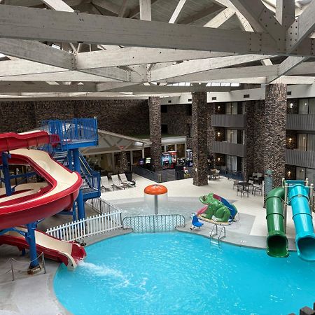 Bismarck Hotel And Conference Center ภายนอก รูปภาพ
