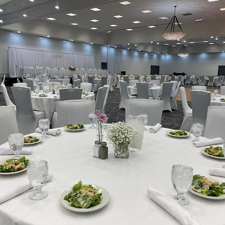 Bismarck Hotel And Conference Center ภายนอก รูปภาพ