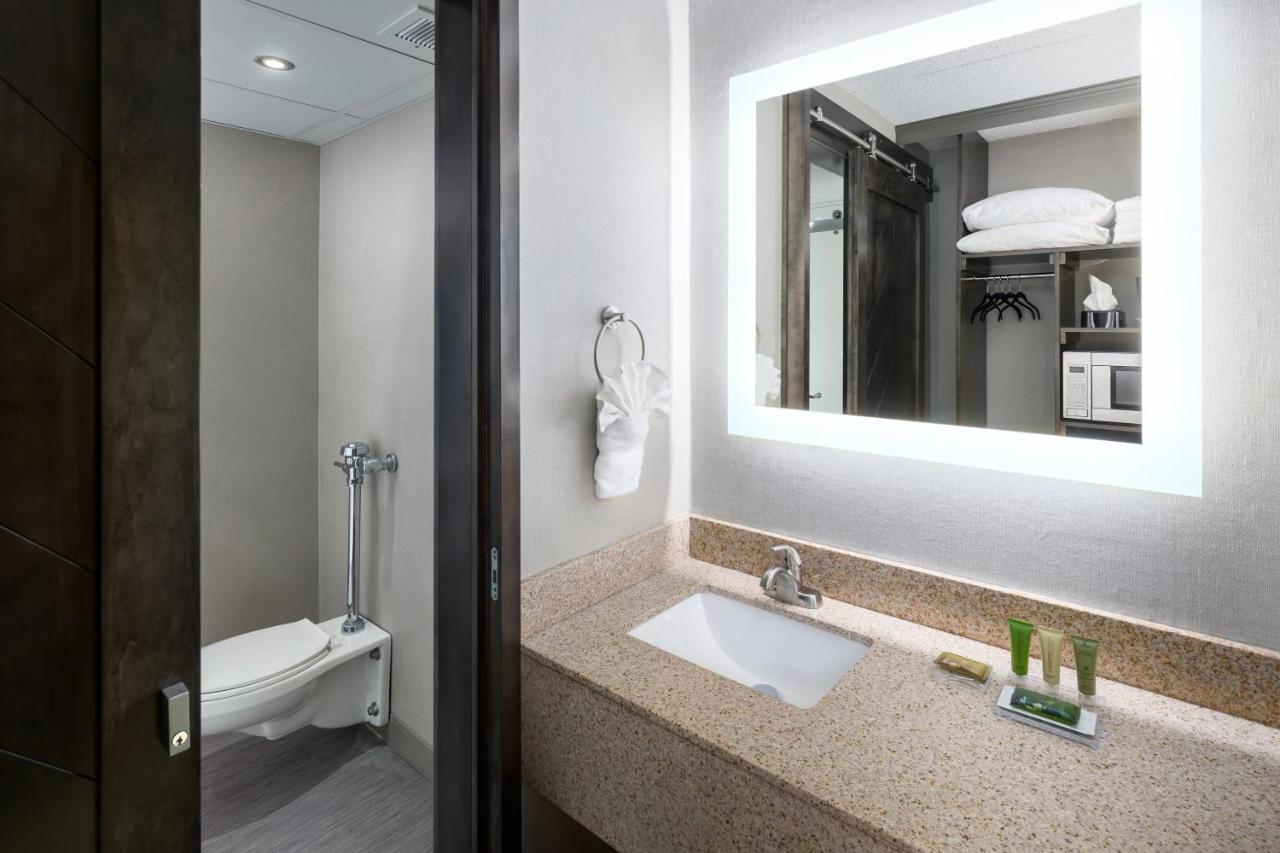 Bismarck Hotel And Conference Center ภายนอก รูปภาพ