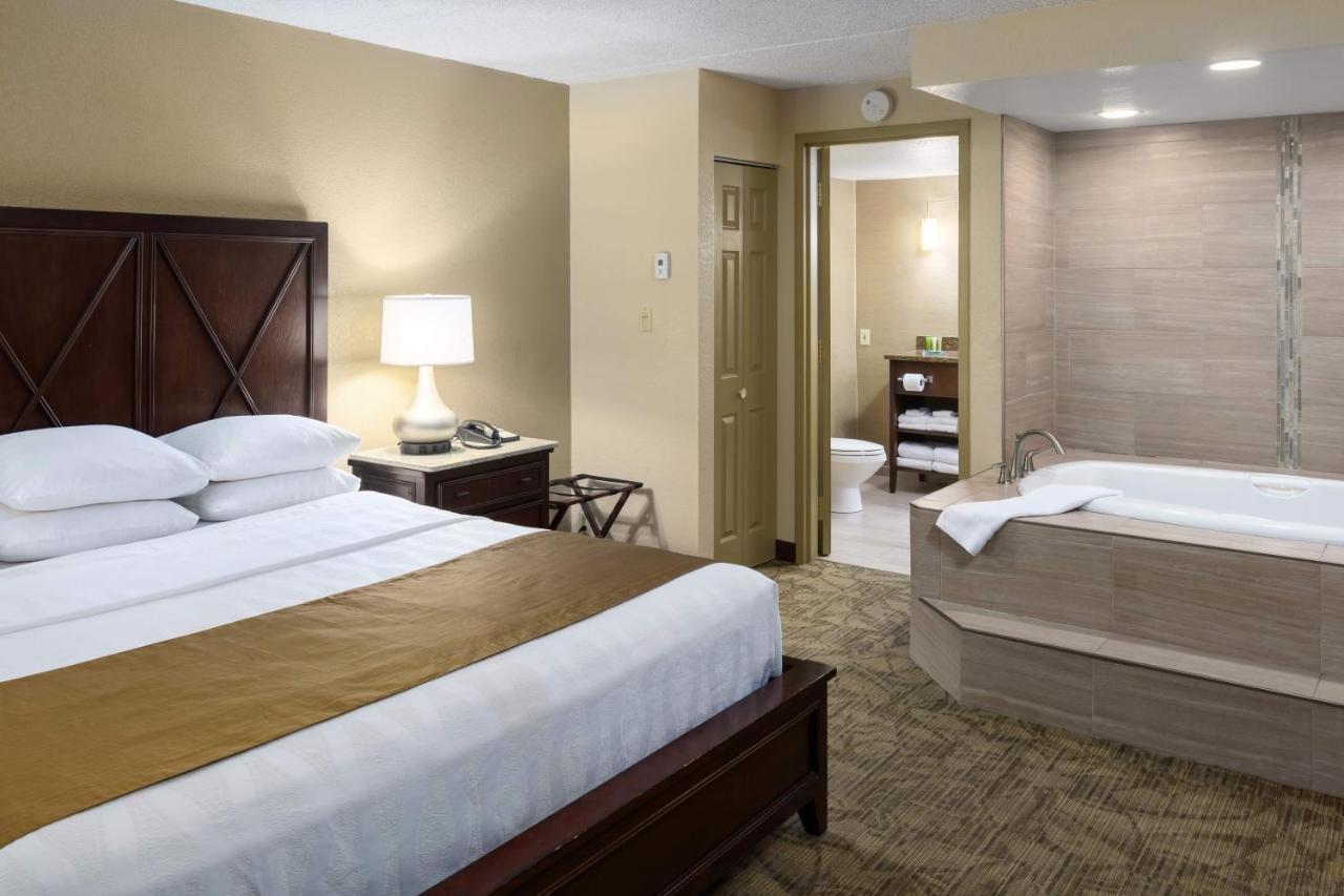 Bismarck Hotel And Conference Center ภายนอก รูปภาพ