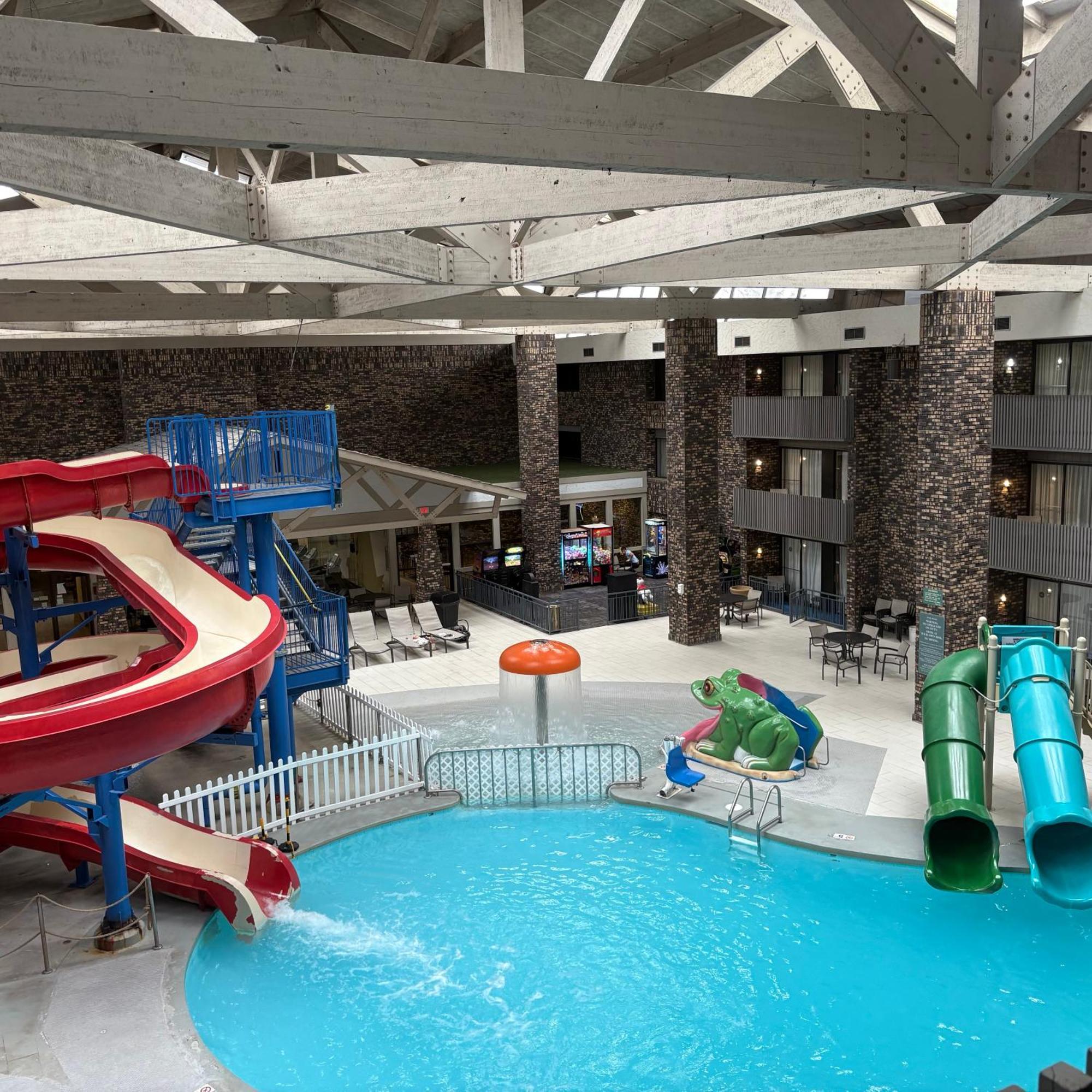 Bismarck Hotel And Conference Center ภายนอก รูปภาพ