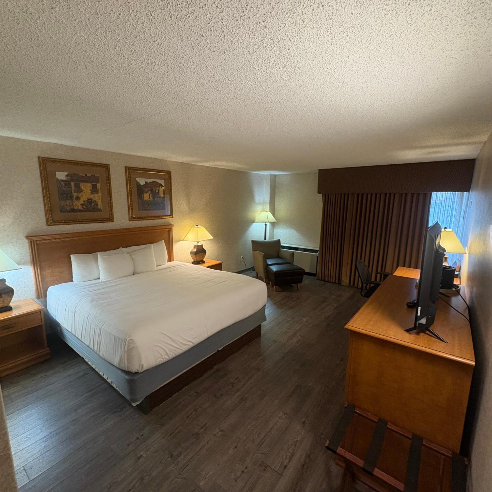 Bismarck Hotel And Conference Center ภายนอก รูปภาพ