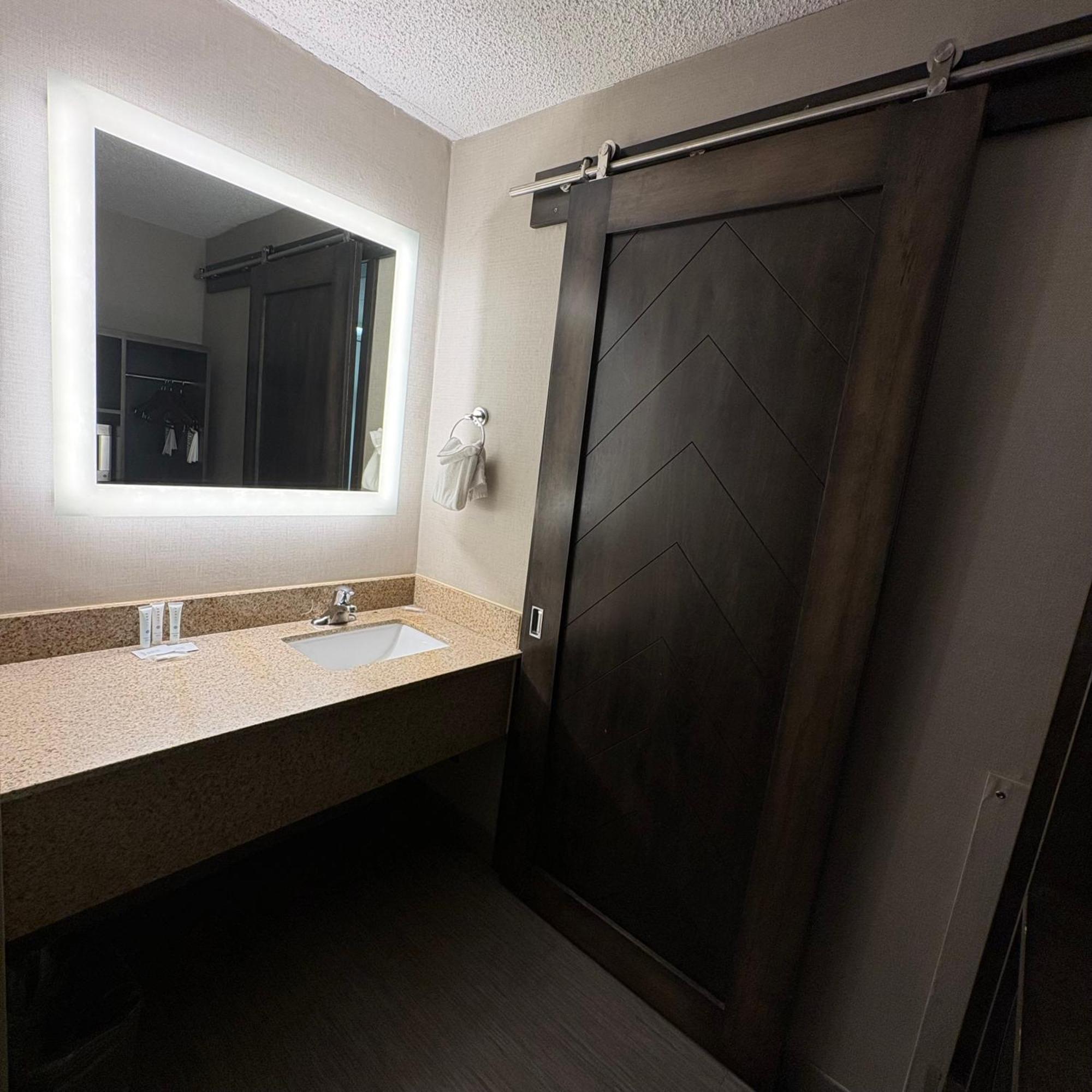Bismarck Hotel And Conference Center ภายนอก รูปภาพ
