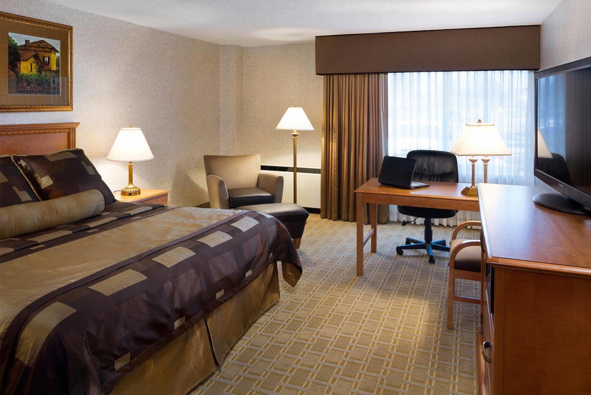 Bismarck Hotel And Conference Center ภายนอก รูปภาพ